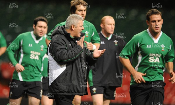 21.11.08 - Wales Rugby Training - Wales coach, Warren Gatland during training 
