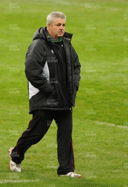 21.11.08 - Wales Rugby Training - Wales coach, Warren Gatland during training 