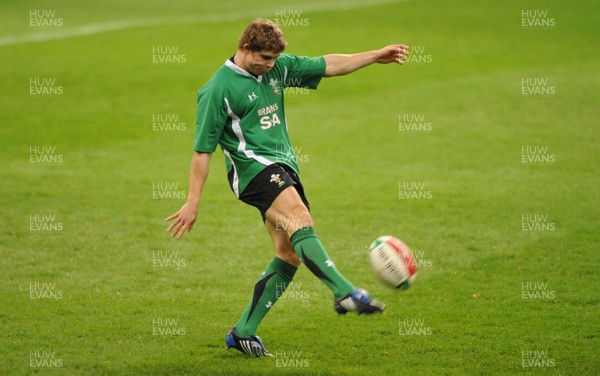 21.11.08 - Wales Rugby Training - Leigh Halfpenny in action during training 