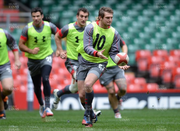 291113 - Wales Rugby Training -Dan Biggar during training