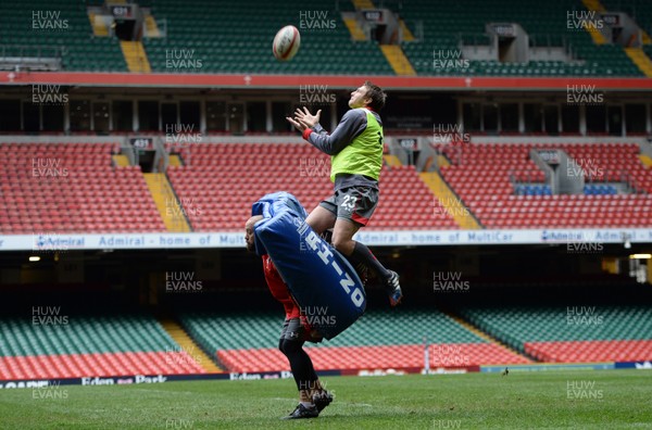 291113 - Wales Rugby Training -Dan Biggar during training