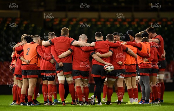 291119 - Wales Rugby Training - Players huddle during training