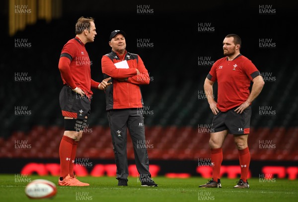310120 - Wales Rugby Training - Alun Wyn Jones, Wayne Pivac and Ken Owens during training