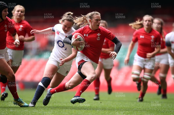 300419 - Wales Women Emerging Talent v England U18s Development Group - Lauren Smyth of Wales scores a try