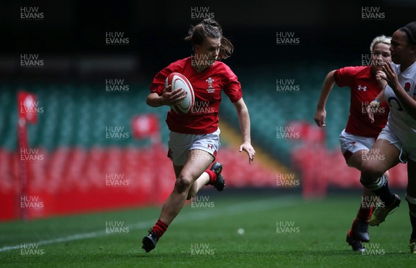 300419 - Wales Women Emerging Talent v England U18s Development Group - Mali Jones of Wales runs in to score a try