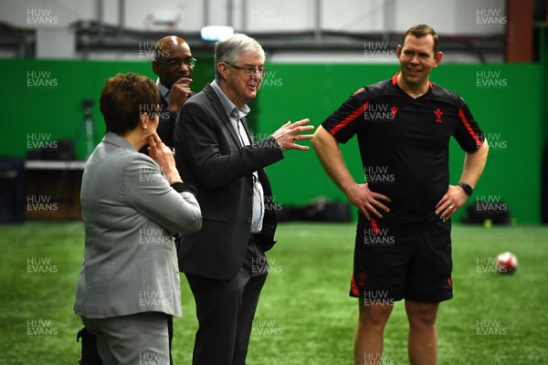 210322 - Wales First Minister Mark Drakeford Visits Wales Women Rugby Squad - Wales First Minister Mark Drakeford with WRU Performance Director Nigel Walker and Ioan Cunningham