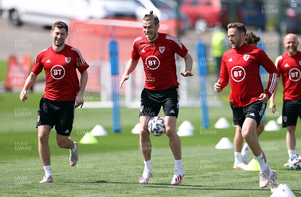 010621 - Wales Football Training - Gareth Bale alongside Ben Davies and Chris Gunter during training