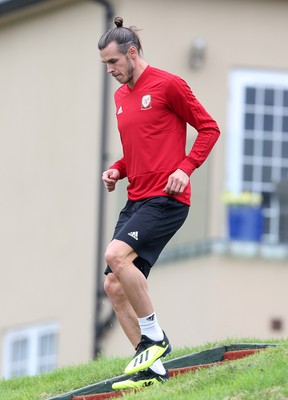 030918 - Wales Football Training - Gareth Bale during training