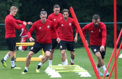 030918 - Wales Football Training - Gareth Bale , Joe Allen and Joe Ledley during training