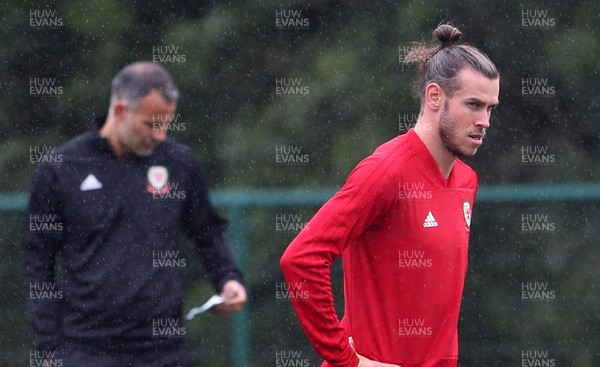 030918 - Wales Football Training - Wales Manager Ryan Giggs and Gareth Bale during training