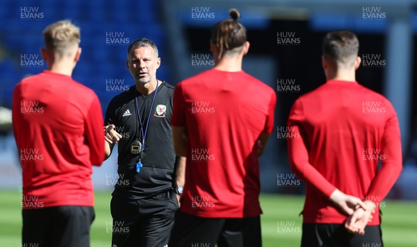 050918 - Wales Football Training - Wales Manager Ryan Giggs talks to the team
