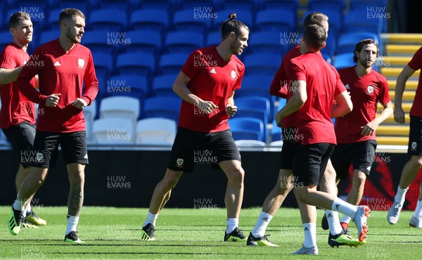 050918 - Wales Football Training - Aaron Ramsey and Gareth Bale