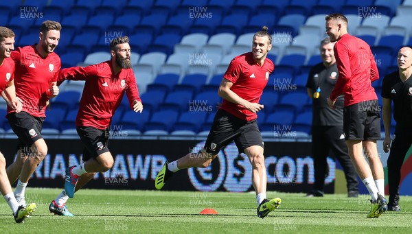 050918 - Wales Football Training - Joe Ledley and Gareth Bale during training