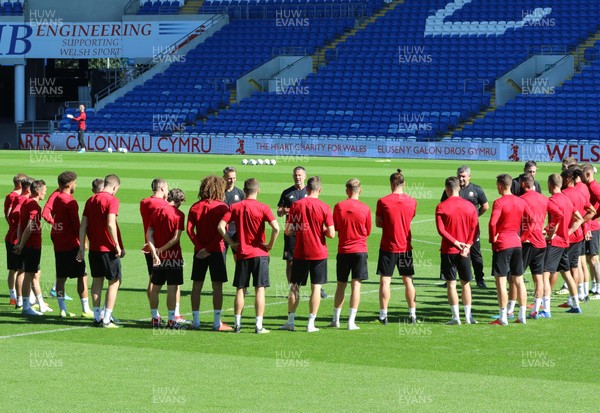 050918 - Wales Football Training Session - Wales team manager Ryan Giggs talks to his players during a Wales Football Training session at Cardiff City Stadium ahead of the match against the Republic of Ireland