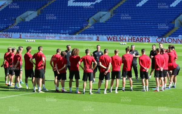 050918 - Wales Football Training Session - Wales team manager Ryan Giggs talks to his players during a Wales Football Training session at Cardiff City Stadium ahead of the match against Republic of Ireland