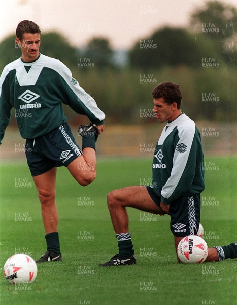 050995 - Wales Football Training - Ian Rush chats with Lee Nogan