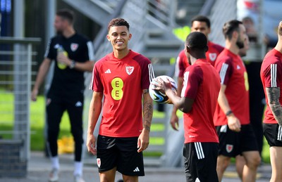 060923 - Wales Football Training - Brennan Johnson during training