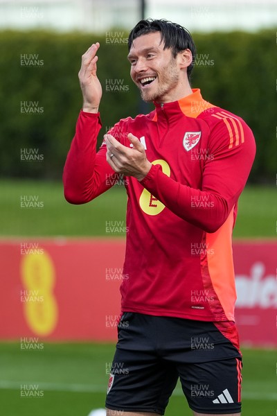 080925 - Wales Football Training - Kieffer Moore ahead of the international friendly against Canada