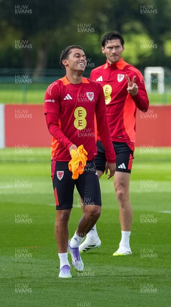 080925 - Wales Football Training - Brennan Johnson and Kieffer Moore ahead of the international friendly against Canada