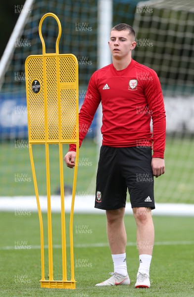 081018 - Wales Football Training - Ben Woodburn during training