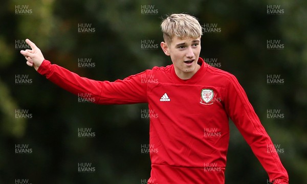 081018 - Wales Football Training - David Brooks during training