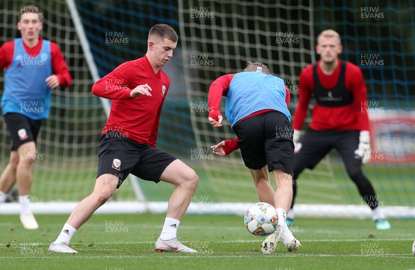081018 - Wales Football Training - Ben Woodburn during training