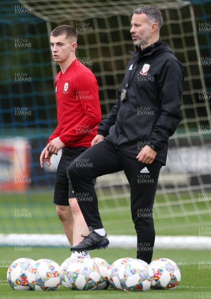 081018 - Wales Football Training - Ben Woodburn and Ryan Giggs during training