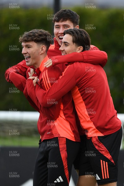 081025 - Wales Football Training - From left to right, Lewis Koumas, Rubin Colwill and Joel Colwill of Wales during training ahead of tomorrows friendly match with England