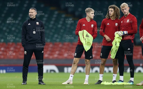 101018 - Wales Football Training - Wales Manager Ryan Giggs with David Brooks, Ethan Ampadu and keeper Adam Davies during training