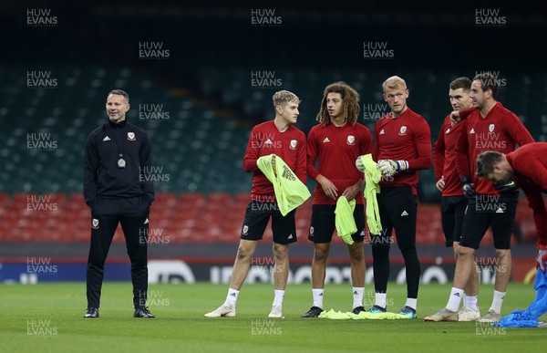 101018 - Wales Football Training - Wales Manager Ryan Giggs with David Brooks, Ethan Ampadu, Keeper Adam Davies, Sam Vokes and Keeper Danny Ward during training