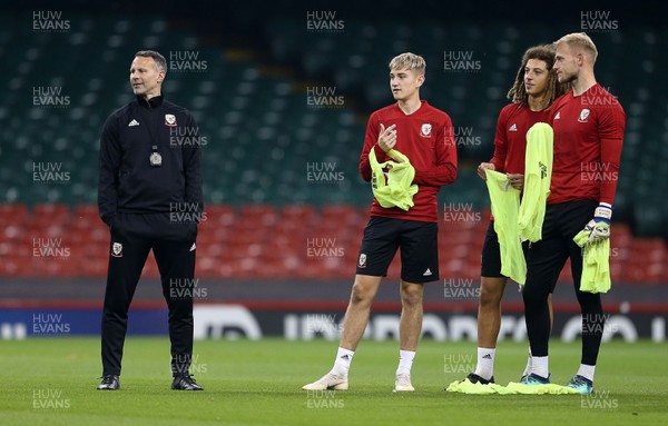 101018 - Wales Football Training - Wales Manager Ryan Giggs with David Brooks, Ethan Ampadu and keeper Adam Davies during training