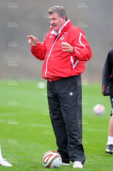 11.11.09 - Wales International Football Manager John Toshack at a training session ahead of his sides friendly match against Scotland on Saturday 