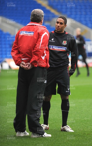 12.11.09 - Wales International Football Ashley Williams speaks to manager John Toshack at a training session in the Cardiff City Stadium ahead of their sides match against Scotland on Saturday 