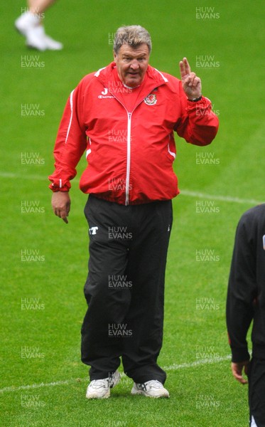 12.11.09 - Wales International Football Manager John Toshack at a training session in the Cardiff City Stadium ahead of his sides match against Scotland on Saturday 