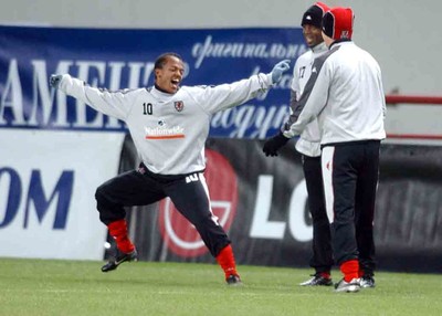 141103 - Wales Football Training - Robert Earnshaw in good spirits as he trains at the Locomotiv Stadium