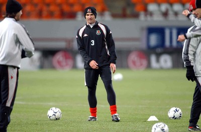 141103 - Wales Football Training - Wales Captain Gary Speed in good spirits as he trains at the Locomotiv Stadium