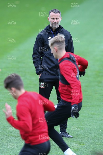 151018 - Wales Football Training - Wales manager Ryan Giggs looks on during training session ahead of Wales' Uefa Nations League match against the Republic of Ireland