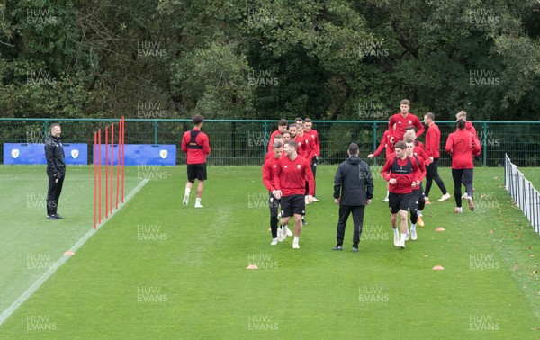 151018 - Wales Football Training - Wales manager Ryan Giggs, left looks on during training session ahead of Wales' Uefa Nations League match against the Republic of Ireland