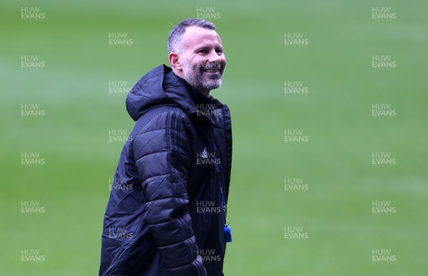 151118 - Wales Football Training - Wales Manager Ryan Giggs during training