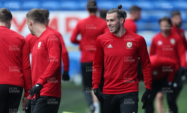151118 - Wales Football Training - Gareth Bale during training