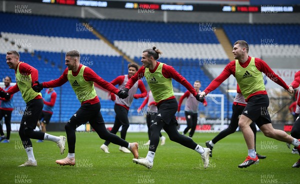 151118 - Wales Football Training - Chris Gunter, Aaron Ramsey, Gareth Bale and Sam Vokes during training
