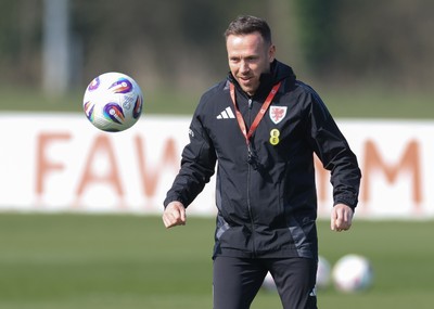 190325  Wales Men Football Training - Wales manager Craig Bellamy during a Wales training session ahead of the 2026 World Cup Qualifiers with Kazakhstan and North Macedonia