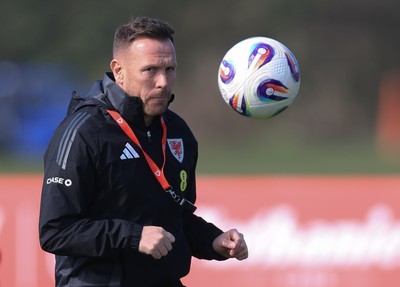 190325  Wales Men Football Training - Wales manager Craig Bellamy during a Wales training session ahead of the 2026 World Cup Qualifiers with Kazakhstan and North Macedonia