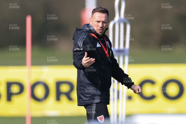 190325  Wales Men Football Training - Wales manager Craig Bellamy during a Wales training session ahead of the 2026 World Cup Qualifiers with Kazakhstan and North Macedonia