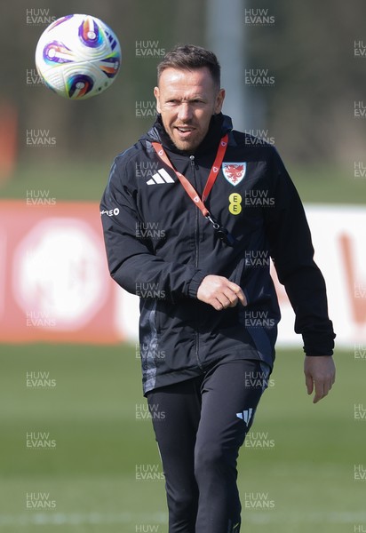 190325  Wales Men Football Training - Wales manager Craig Bellamy during a Wales training session ahead of the 2026 World Cup Qualifiers with Kazakhstan and North Macedonia