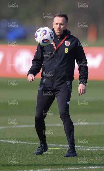 190325  Wales Men Football Training - Wales manager Craig Bellamy during a Wales training session ahead of the 2026 World Cup Qualifiers with Kazakhstan and North Macedonia