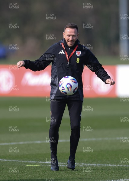 190325  Wales Men Football Training - Wales manager Craig Bellamy during a Wales training session ahead of the 2026 World Cup Qualifiers with Kazakhstan and North Macedonia