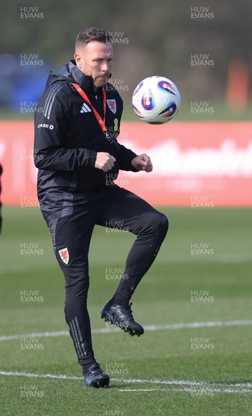 190325  Wales Men Football Training - Wales manager Craig Bellamy during a Wales training session ahead of the 2026 World Cup Qualifiers with Kazakhstan and North Macedonia