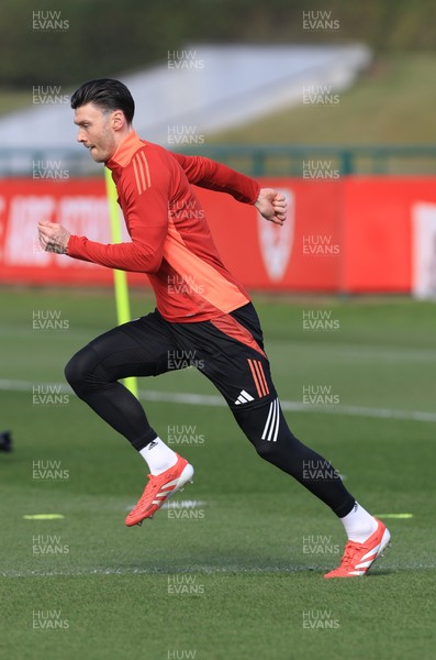 190325  Wales Men Football Training - Kieffer Moore during a Wales training session ahead of the 2026 World Cup Qualifiers with Kazakhstan and North Macedonia