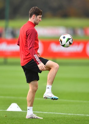 201123 - Welsh Football Training - Ben Davies during training